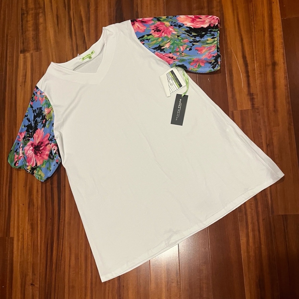 New NWT Trisha Tyler White Top T-shirt Floral V-Neck‎ Pleated Sleeve Size Medium